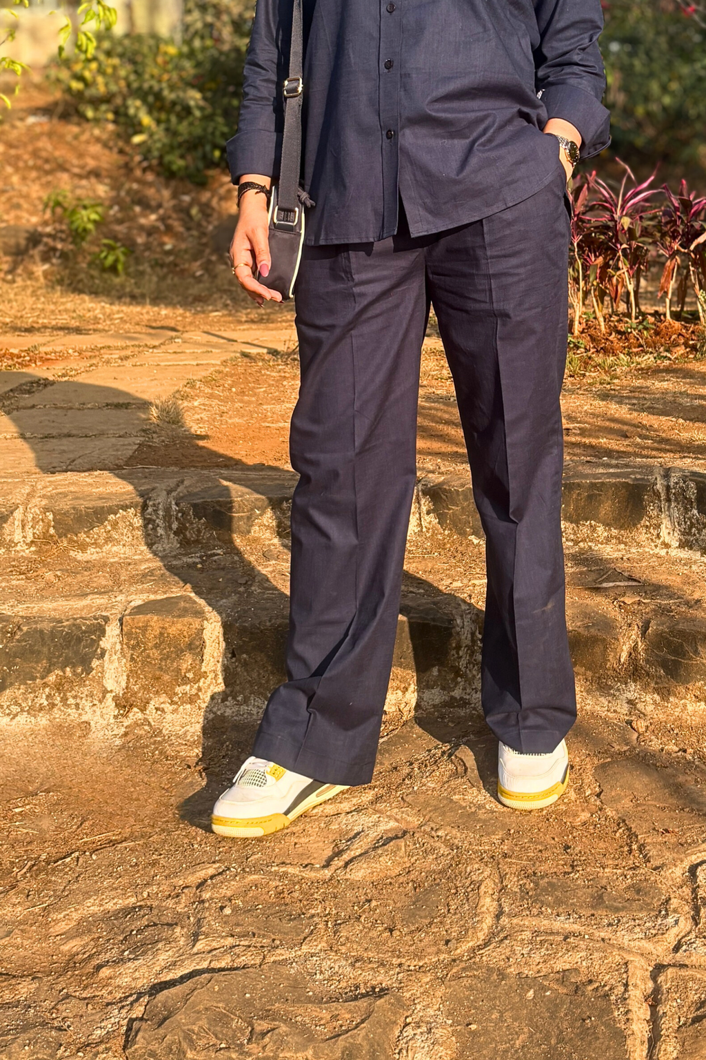 The Calm: Pants in Navy Blue